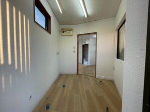 フロアタイル施工中
